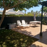 Bungalow renoviertin ruhigem Complex gelegen. Mit 1 Schlafzimmer und eingezäunter großer Terrasse