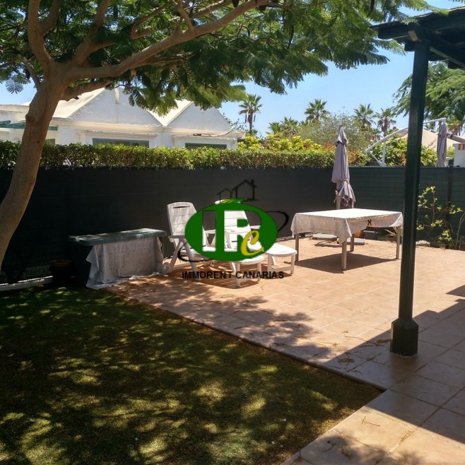Bungalow renoviertin ruhigem Complex gelegen. Mit 1 Schlafzimmer und eingezäunter großer Terrasse