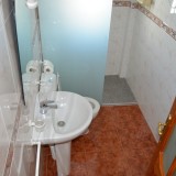 apartment on the first floor with 3 bedrooms and 2 bathrooms. In a quiet side street with small balconies and a terrace - 1