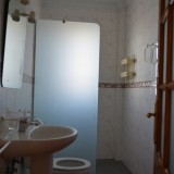Wohnung in 1. Etage mit 3 Schlafzimmer und 2 Bäder. In ruhiger Seitenstraße mit kleinen Stehbalkons und Terrasse - 1