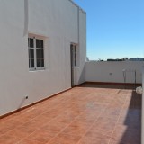 apartment on the first floor with 3 bedrooms and 2 bathrooms. In a quiet side street with small balconies and a terrace - 1
