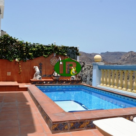 House with private pool and sea views, 3 bedrooms in a prime location in Playa del Cura