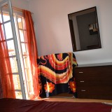 Urlaubsbungalow mit 1 Schlafzimmer, geflieste geschlossene Terrasse mit Markise und Sitzgruppe aus Holz - 1