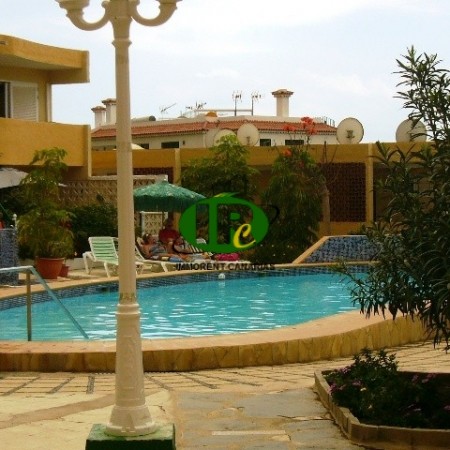 Apartamento de vacaciones con 2 dormitorios y 2 terrazas en la planta baja con vistas a algunas zonas verdes y la piscina