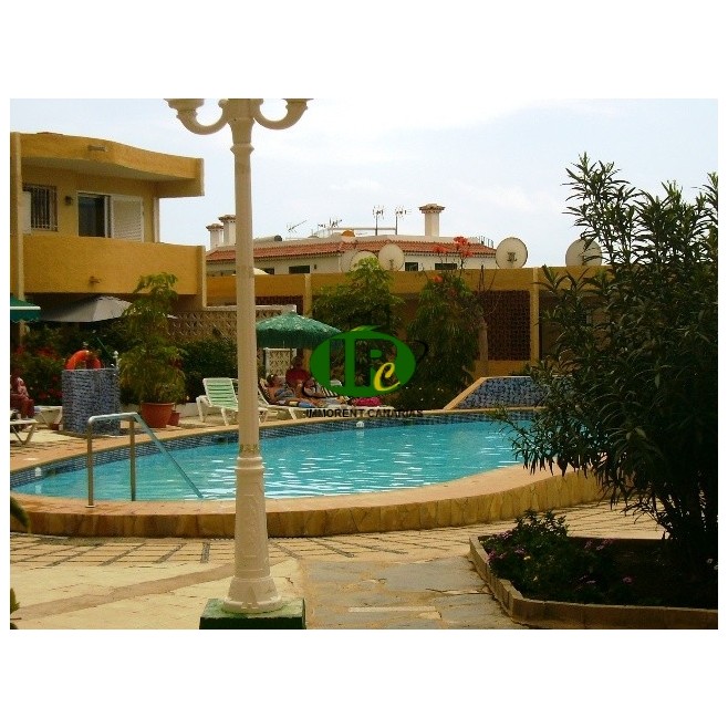 Apartamento de vacaciones con 2 dormitorios y 2 terrazas en la planta baja con vistas a algunas zonas verdes y la piscina - 1