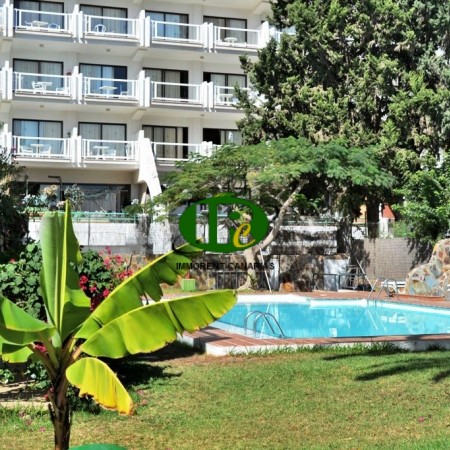 Holiday apartment with 2 bedrooms. Located on the ground floor in a small complex in the 2nd row of the sea