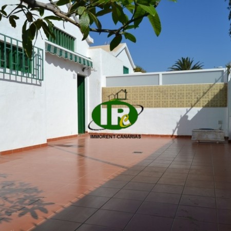 Holiday bungalow with 2 bedrooms and extra room. In a small complex with a large enclosed terrace