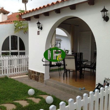 Bungalow de vacaciones con 1 dormitorio, terraza cubierta de azulejos y algunos verdes con muebles