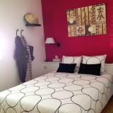 Bungalow de vacaciones con 1 dormitorio, terraza cubierta de azulejos y algunos verdes con muebles - 1