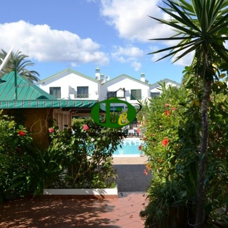 Este bungalow con 1 dormitorio y terraza de azulejos en una zona tranquila cerca del mercado semanal de San Fernando