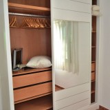 Urlaubsbungalowmit 2 Schlafzimmern, sehr schön ausgestattet, neu renoviert. Wohnbereich mit Ecksofa - 1