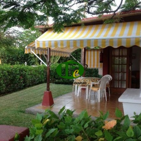 bungalow de vacaciones con 1 dormitorio en unos 50 metros cuadrados y terraza con zona de jardín