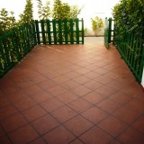 Bungalow on 2 levels with 1 bedroom. Large tiled, fenced terrace - 1