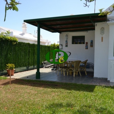 Corner bungalow with 2 bedrooms and large terrace, fenced