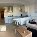 Moderno apartamento reformado con vistas al mar. A unos 50 metros cuadrados con 1 habitación en el 2do planta.