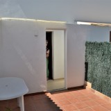 Bungalow de un dormitorio, terraza abierta de azulejos con vistas a la piscina comunitaria - 1