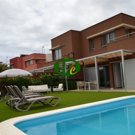 Detached house with 331 square meters of living space and 102 square meters of terrace with private pool