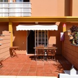 Bungalow de vacaciones con 1 dormitorio, terraza cerrada con azulejos con toldo y muebles de madera - 1