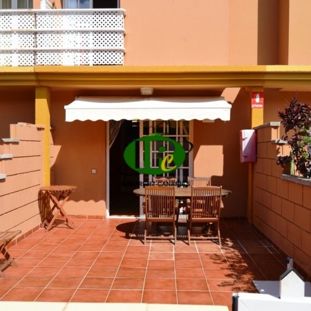 Urlaubsbungalow mit 1 Schlafzimmer, geflieste geschlossene Terrasse mit Markise und Sitzgruppe aus Holz - 1