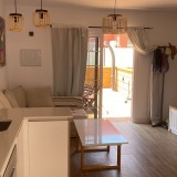 Urlaubsbungalow mit 1 Schlafzimmer, geflieste geschlossene Terrasse mit Markise und Sitzgruppe aus Holz - 1