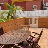 Urlaubsbungalow mit 1 Schlafzimmer, geflieste geschlossene Terrasse mit Markise und Sitzgruppe aus Holz - 1
