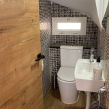 Urlaubsbungalow mit 1 Schlafzimmer, geflieste geschlossene Terrasse mit Markise und Sitzgruppe aus Holz - 1
