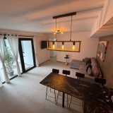 Hermosa parte recientemente renovada de una casa con 1 dormitorio y dos terrazas