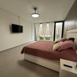 Hermosa parte recientemente renovada de una casa con 1 dormitorio y dos terrazas