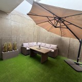 Hermosa parte recientemente renovada de una casa con 1 dormitorio y dos terrazas