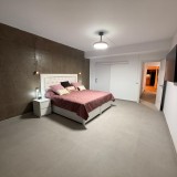 Prachtig gerenoveerd huisdeel met één slaapkamer en twee terrassen