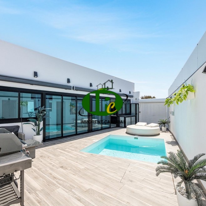 Zeer mooie woning met 2 slaapkamers en een privézwembad.