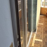 Apartamento en la primera planta con dos dormitorios cada uno con un pequeño balcón